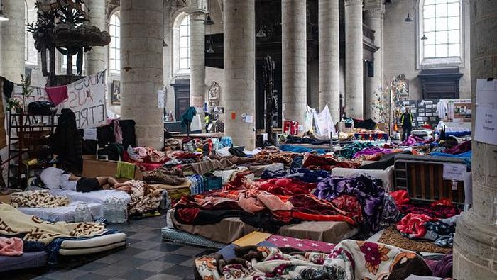 Ratusan Migran Gelar Aksi Mogok Makan di Gereja Belgia BRUSSELS, BELGIUM - JULY 14: For more than fifty days, hundreds of undocumented migrants have been on hunger strike at St John the Baptist Church at the Beguinage / House of Compassion on July 14, 2021 in Brussels, Belgium. The migrants, who said they have lived and worked in Belgium for years, are urging Secretary of State for Asylum and Migration Sammy Mahdi to grant them legal status. Doctors of the World, a humanitarian group, provide regular health care to those who went on hunger strike. (Photo by Jean-Christophe Guillaume/Getty Images)