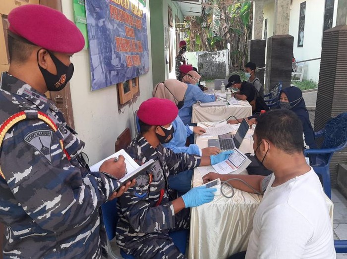 Ratusan Warga Grati Pasuruan Antre Vaksin di Puskesmas Lekok