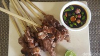 Meskipun sederhana Sate Kambing khas Solo yang memakai bumbu kecap sangat enak dimakan hangat. Makin sedap ditaburi merica bubuk. Bikinnya tak terlalu sulit, intip resepnya di sini. Foto: detikfood/odilia