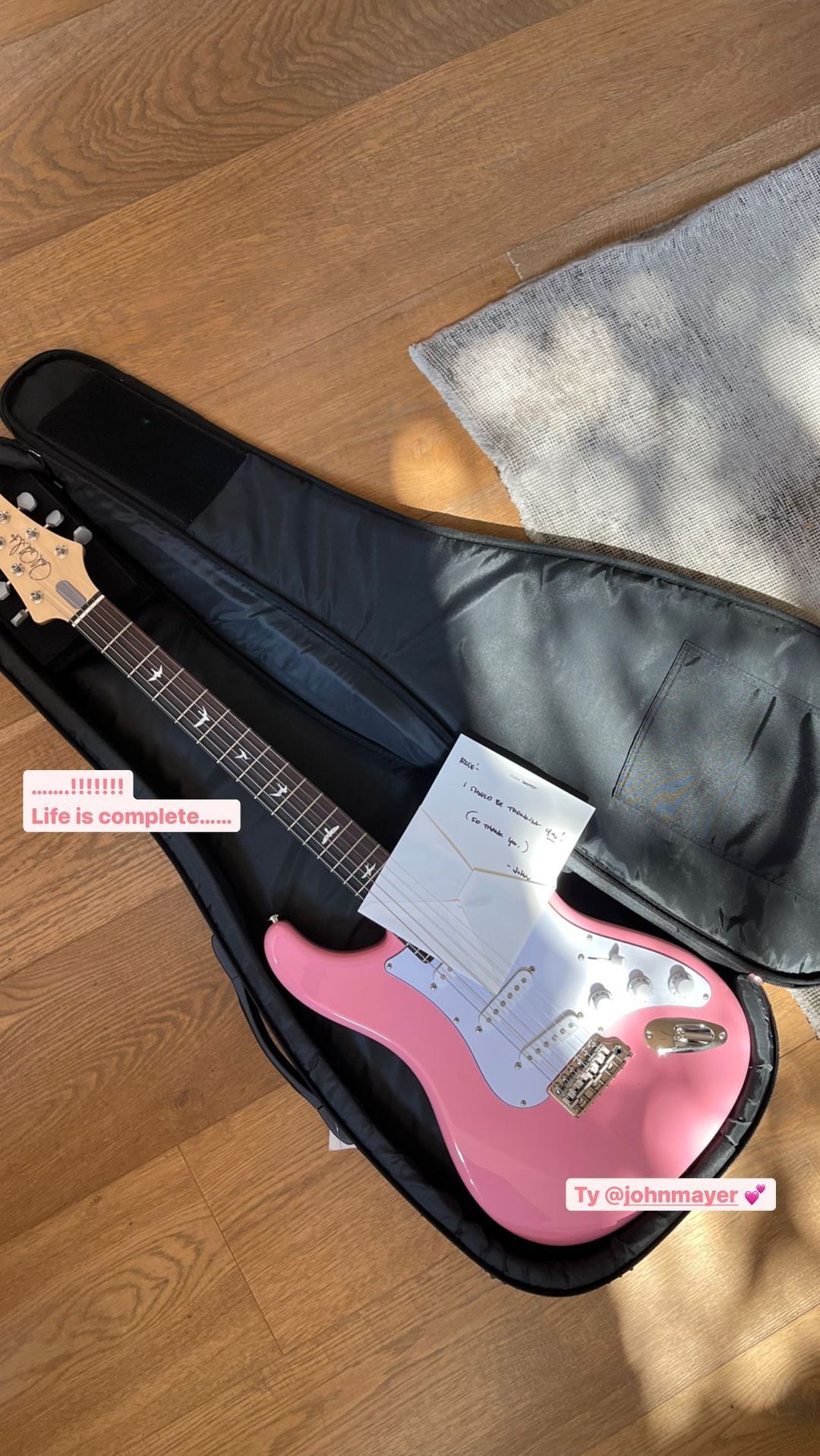 John Mayer beri kado Rosé BLACKPINK gitar pink.