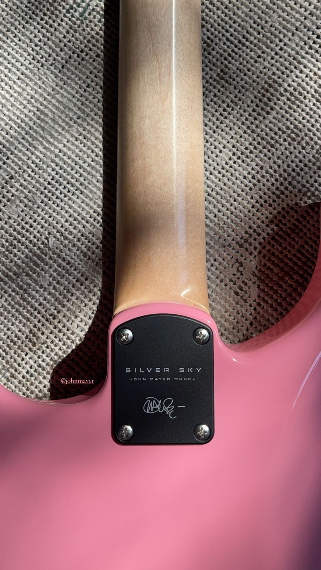 John Mayer beri kado Rosé BLACKPINK gitar pink.