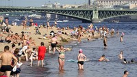 Selain air mancur, sejumlah pantai juga ramai dikunjungi warga. AP Photo/Dmitri Lovetsky  