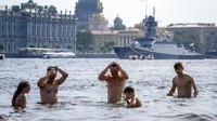 Segala cara pun dilakukan warga untuk menghalau cuaca panas. AP Photo/Dmitri Lovetsky  