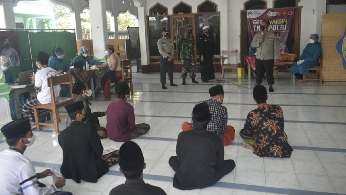 Satgas COVID-19 Bojonegoro mulai melakukan vaksinasi kepada penghuni pondok pesantren.