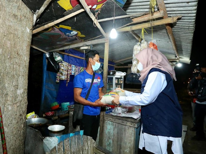Satgas di Banyuwangi Bagikan sembako dan Pantau PPKM Darurat