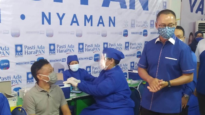 Sekjen PAN, Eddy Soeparno hadiri acara vaksinasi massal COVID-19 yang digelar partainya