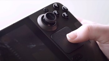 Ada dua trackpad di kanan dan kiri, yang berfungsi layaknya touchpad pada laptop. Foto: dok Valve