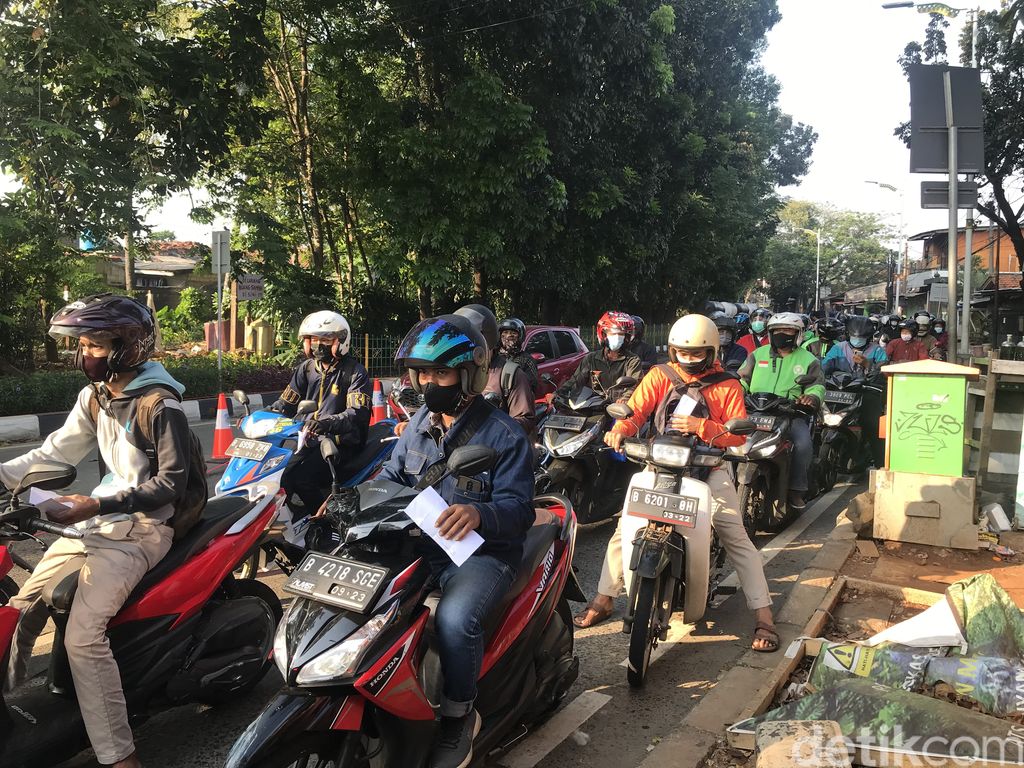 Suasana penyekatan di Jl Lenteng Agung arah Pasar Minggu, Jaksel, 17 Juli 2021, pagi. (Nur Aziza/detikcom)