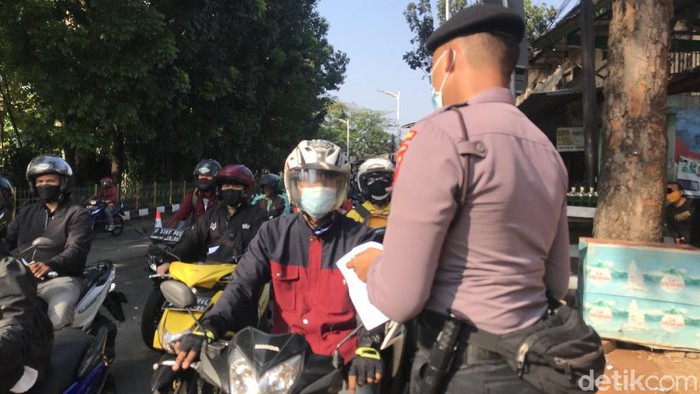 Suasana penyekatan di Jl Lenteng Agung arah Pasar Minggu, Jaksel, 17 Juli 2021, pagi. (Nur Aziza/detikcom)