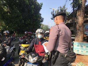 Penyekatan PPKM Darurat Lenteng Agung: Tetap Macet Meski Sabtu Pagi
