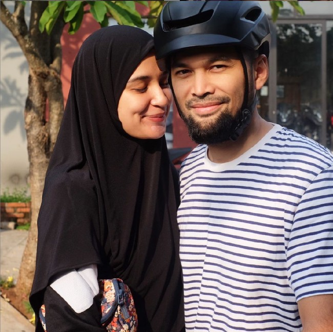 Selanjutnya ada Teuku Wisnu. Saat ini Teuku Wisnu diketahui telah menikah dan memiliki anak dengan Shireen Sungkar. Namun ternyata sebelum berpacaran hingga akhirnya menikah dengan Teuku Wisnu, Shireen pernah menjalin asmara dengan Adly Fairuz yang merupakan teman Teuku Wisnu. Foto: Instagram/@teukuwisnu