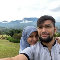 Candaannya benar-benar bikin pengin senyum-senyum sendiri ya.. Kalau merek sepatu yang nggak pernah turun tau nggak apa? Nike.. Foto: Instagram/@teukuwisnu