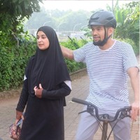 Oh jadi ini alasan sebenarnya. Jadi hati-hati ya kalau nanti tiba-tiba menemukan paku di kepala istrinya.. Foto: Instagram/@teukuwisnu