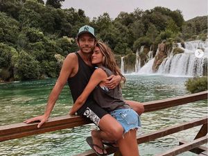 Lihat Lagi Liburan Terakhir Valentino Rossi Bareng Kekasih Sebelum Pensiun