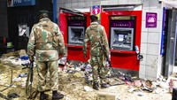 Kerusuhan mereda pada hari Kamis meskipun KwaZulu-Natal tetap bergejolak. Selama operasi pembersihan, tambahan 45 mayat ditemukan.  