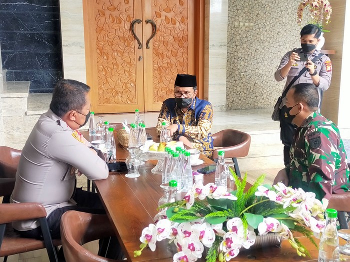 Wali Kota Makassar, Moh Ramadhan ‘Danny’ Pomanto, di tengah mengenakan peci. (Ibnu Munsir/detikcom)