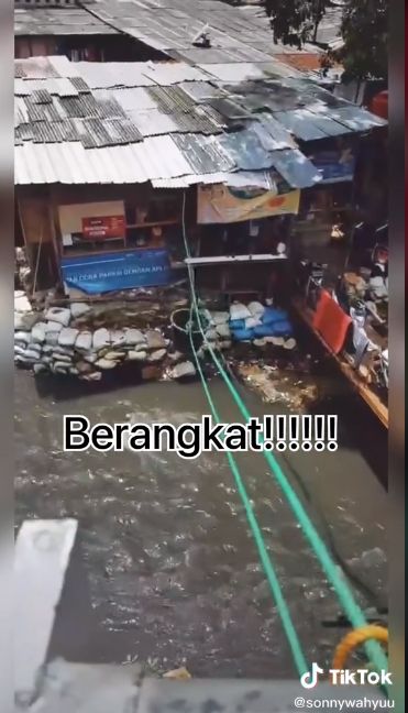 Ada di Seberang Kali, Warung Makan Ini Antar Pesanan pakai Katrol dan Ember!