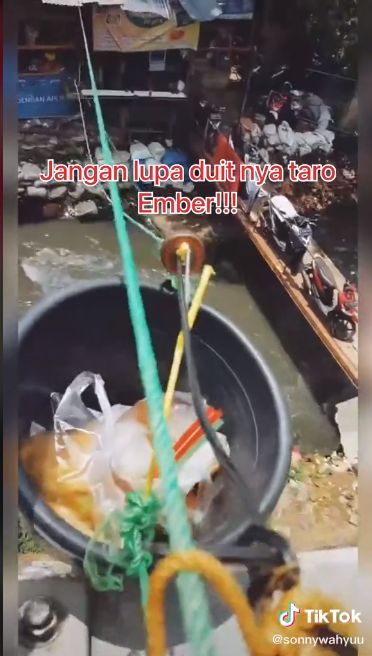 Ada di Seberang Kali, Warung Makan Ini Antar Pesanan pakai Katrol dan Ember!
