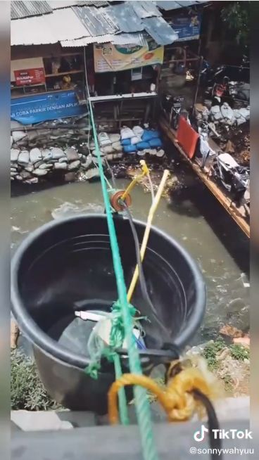 Ada di Seberang Kali, Warung Makan Ini Antar Pesanan pakai Katrol dan Ember!