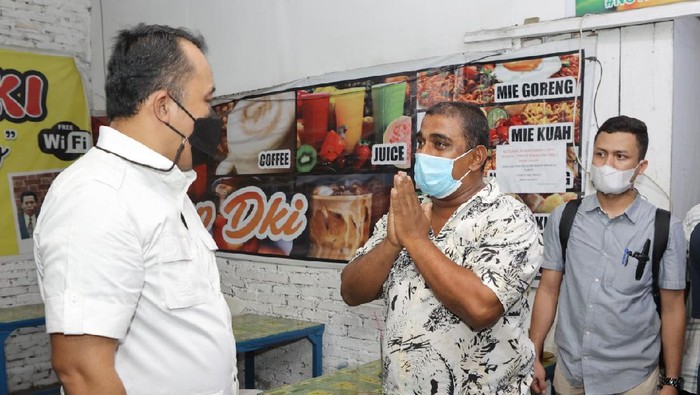 Wawalkot Medan Aulia Rachman saat mendatangi warung Rakesh