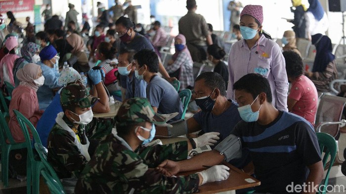 Program vaksinasi COVID-19 terus digencarkan guna mencapai herd immunity. Warga pun antusias mengikuti vaksinasi COVID-19 di Terminal Pulo Gebang.