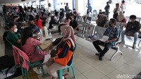 Program vaksinasi COVID-19 massal di Terminal Pulo Gebang ini pun disambut positif masyarakat. Warga pun berdatangan ke terminal untuk mendapatkan vaksin.