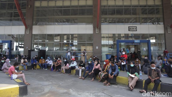 Program vaksinasi COVID-19 terus digencarkan guna mencapai herd immunity. Warga pun antusias mengikuti vaksinasi COVID-19 di Terminal Pulo Gebang.