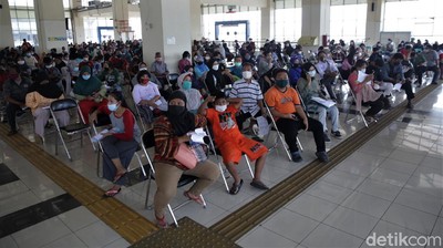 Ada Vaksinasi Massal, Terminal Pulo Gebang Ramai Didatangi Warga