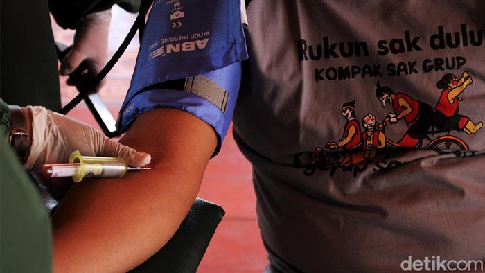 Aksi Donor Plasma Konvalesen di Solo Sejumlah penyintas COVID-19 di Solo ikut serta dalam aksi donor plasma konvalesen. Kegiatan itu dilakukan untuk bantu ketersediaan stok plasma konvalesen PMI.