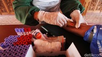 Petugas mengambil sampel darah penyintas COVID-19 untuk dilakukan tes pada kegiatan Gotong Royong Donor Plasma Konvalesen di Pucang Sawit, Solo, Jawa Tengah, Minggu (18/7/2021).