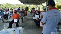 Selain untuk warga masyarakat, TMMIN tengah melakukan program vaksinasi COVID-19 untuk 16 ribu karyawan beserta keluarganya secara bertahap melalui program vaksinasi gotong royong.
