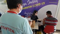PT Toyota Motor Manufacturing Indonesia (TMMIN) menggelar program vaksinasi gratis bagi 250 warga masyarakat yang berdomisili di wilayah sekitar pabrik TMMIN Karawang, di area gedung Akademi Komunitas Toyota Indonesia (AKTI) Karawang, Jawa Barat, Minggu (18/7/2021).  