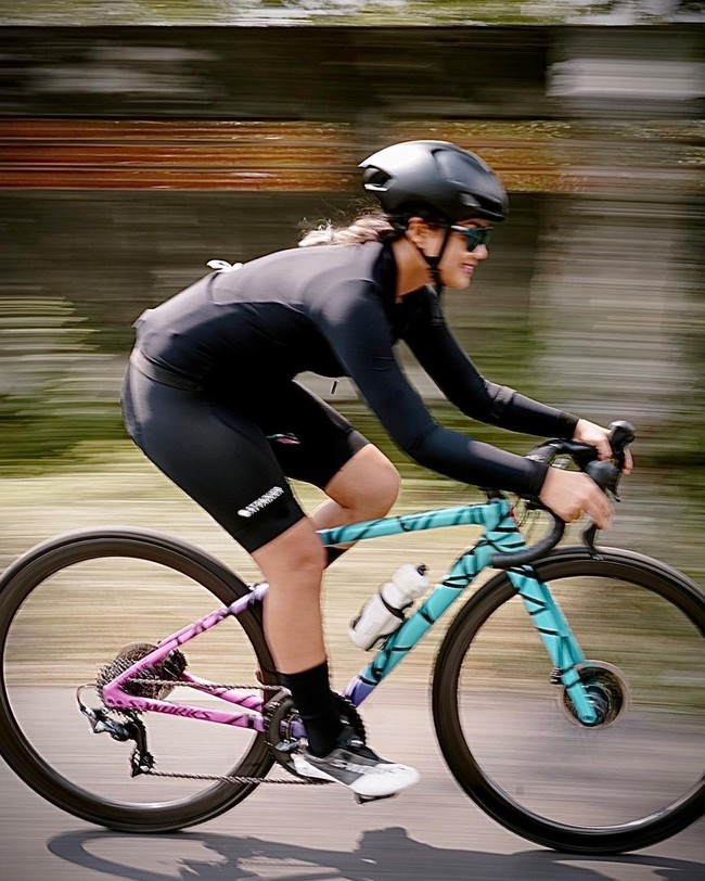 Cukup banyak artis wanita yang hobi bersepeda, termasuk Nirina Zubir. Meski hobi sepedaan, Nirina tetap mengutamakan tugasnya sebagai seorang ibu. Suara hati seorang ibu yg sedang menemani anak2nya ujian jadinya tidak sepedaan🤣, tulisnya di salah satu unggahan. Foto: Instagram