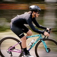 Cukup banyak artis wanita yang hobi bersepeda, termasuk Nirina Zubir. Meski hobi sepedaan, Nirina tetap mengutamakan tugasnya sebagai seorang ibu. Suara hati seorang ibu yg sedang menemani anak2nya ujian jadinya tidak sepedaan🤣, tulisnya di salah satu unggahan. Foto: Instagram