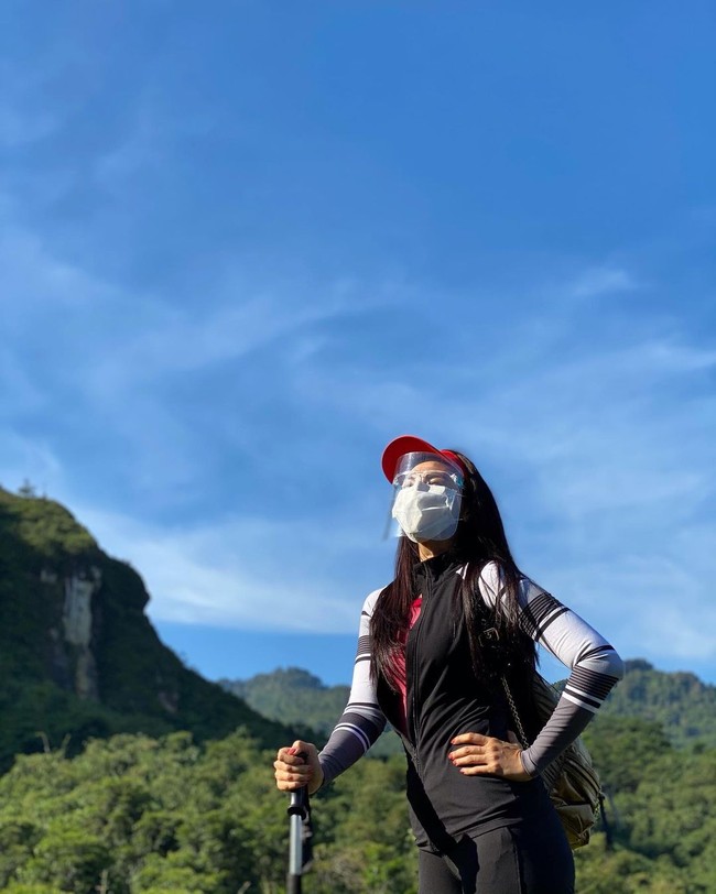 Kecantikan Maudy Koesnaedi yang dianggap klasik masih memukau di usianya yang ke-46. Di Instagram, aktris itu pun kerap menunjukkan posenya saat berolahraga hingga dianggap sebagai salah satu body goals oleh para wanita. Begini potretnya saat mendaki lembah. Foto: Instagram