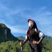 Kecantikan Maudy Koesnaedi yang dianggap klasik masih memukau di usianya yang ke-46. Di Instagram, aktris itu pun kerap menunjukkan posenya saat berolahraga hingga dianggap sebagai salah satu body goals oleh para wanita. Begini potretnya saat mendaki lembah. Foto: Instagram