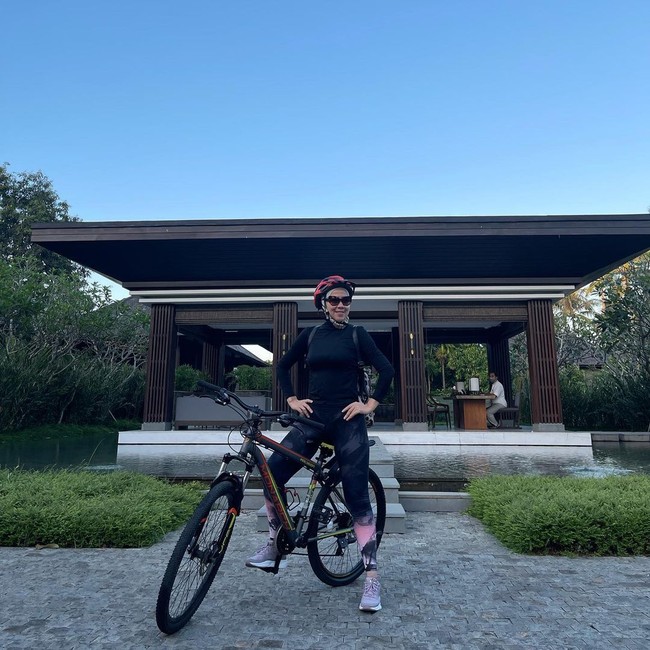 Seperti Yuni Shara, Venna Melinda juga suka berolahraga di tengah koleksi tanamannya. Venna yang berusia 48 tahun juga beberapa kali menunjukkan dirinya sedang berenang hingga bersepeda. Foto: Instagram