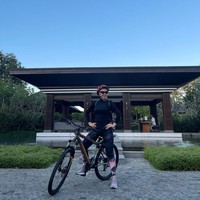 Seperti Yuni Shara, Venna Melinda juga suka berolahraga di tengah koleksi tanamannya. Venna yang berusia 48 tahun juga beberapa kali menunjukkan dirinya sedang berenang hingga bersepeda. Foto: Instagram