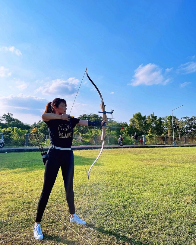 Pesona Tamara Bleszynski yang dikenal sebagai pesinetron juga tidak memudar. Untuk menjaga kesehatan dan bentuk badan, wanita 46 tahun itu melakukan berbagai olahraga mulai dari panahan, berenang hingga bela diri. Foto: Instagram