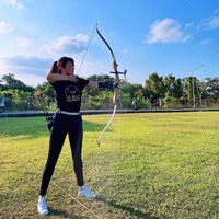 Pesona Tamara Bleszynski yang dikenal sebagai pesinetron juga tidak memudar. Untuk menjaga kesehatan dan bentuk badan, wanita 46 tahun itu melakukan berbagai olahraga mulai dari panahan, berenang hingga bela diri. Foto: Instagram