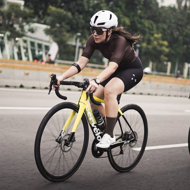 Tips kecantikan dari Wulan Guritno bikin penasaran sesama wanita. Selain menjaga pola makan dengan menghindari gula, Wulan juga rajin olahraga. Di Instagram, aktris 40 tahun itu juga sering membagikan video workout di rumah hingga bersepeda. Foto: Instagram