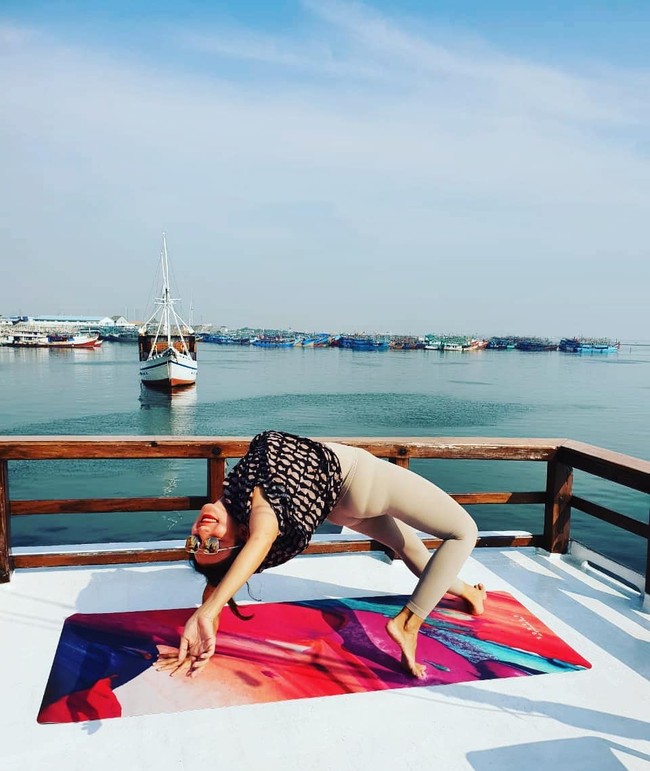 Karena pandemi Corona, banyak orang memilih untuk berolahraga di rumah termasuk Wanda Hamidah. Wanda yang berusia 43 tahun ini bahkan sering memimpin kelas yoga melalui Zoom. Foto: Instagram