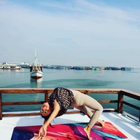 Karena pandemi Corona, banyak orang memilih untuk berolahraga di rumah termasuk Wanda Hamidah. Wanda yang berusia 43 tahun ini bahkan sering memimpin kelas yoga melalui Zoom. Foto: Instagram