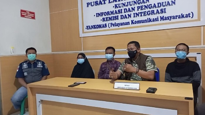 Asep Lutfi Suparman (Pinggir sebelah kanan)
