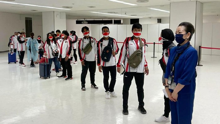 Kedatangan 13 atlet serta 11 pelatih dan ofisial Indonesia untuk Olimpiade Tokyo di Bandara Narita Tokyo Jepang Minggu (18/7). Foto KBRI Tokyo. Dubes RI untuk Jepang Heri Akhmadi datang langsung ke bandara untuk menyambut