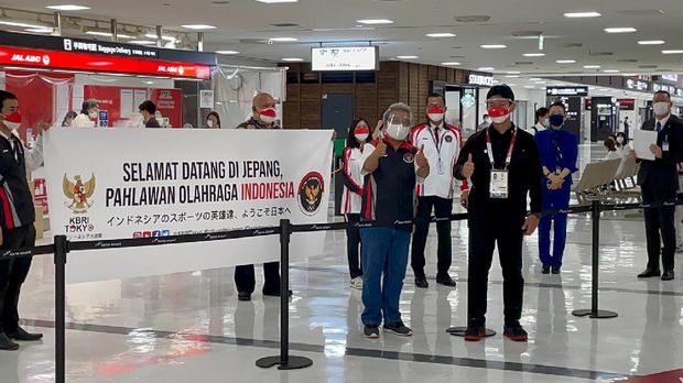 Kedatangan 13 atlet serta 11 pelatih dan ofisial Indonesia untuk Olimpiade Tokyo di Bandara Narita Tokyo Jepang Minggu (18/7). Foto KBRI Tokyo. Dubes RI untuk Jepang Heri Akhmadi datang langsung ke bandara untuk menyambut