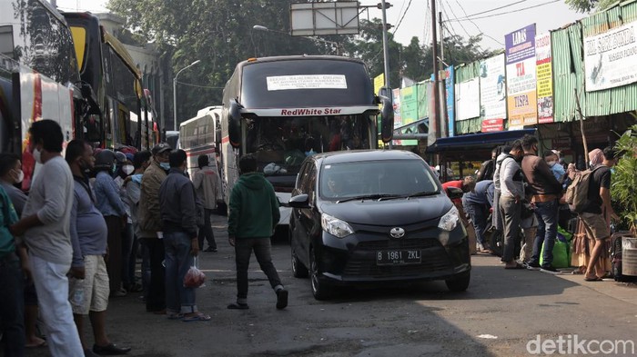 Terminal Kota Bekasi ramai didatangi calon penumpang. Tak sedikit di antaranya hendak mudik ke kampung halaman untuk rayakan Idul Adha bersama keluarga.