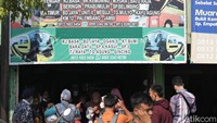 Tak sedikit di antaranya hendak mudik ke kampung halaman untuk merayakan Idul Adha bersama keluarga. 
