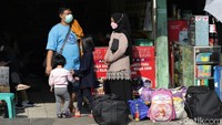 Sejumlah bus dengan tujuan luar kota pun tampak bersiap mengangkut penumpang di Terminal Kota Bekasi.