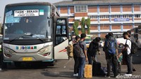 Sejumlah penumpang bersiap memasuki bus di Terminal Kota Bekasi, Jawa Barat, Minggu (18/7/2021).
